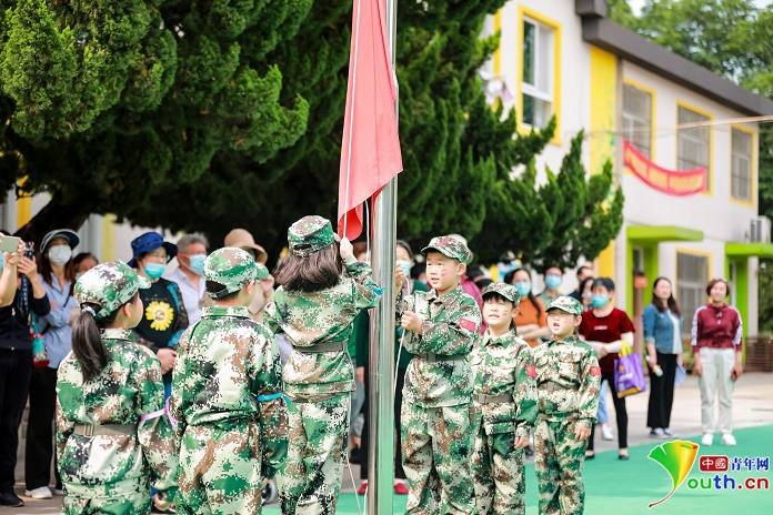 学院|萌娃零距离体验军营　点燃心中红色小火苗