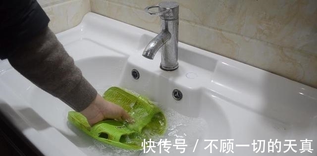 不管拖鞋多脏多黑，简单的泡一泡，一年没洗的拖鞋立马干净如新