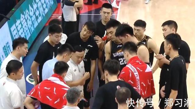 |搞笑!CBA后卫和对手握手致意后,还要出手,结果投出三不沾