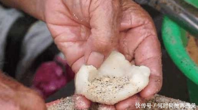 大爷在街上做这种美味的小吃,不到2个小时就快要卖光了