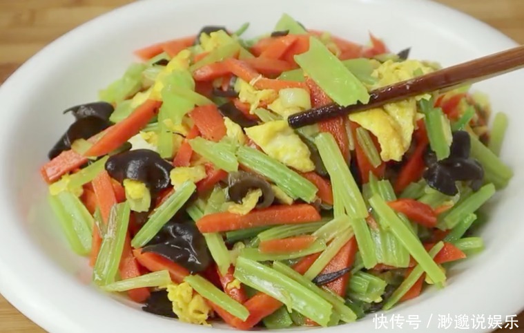  饭菜|买把芹菜回家做道好吃的，鲜香美味，一口清脆，是道不错的下饭菜