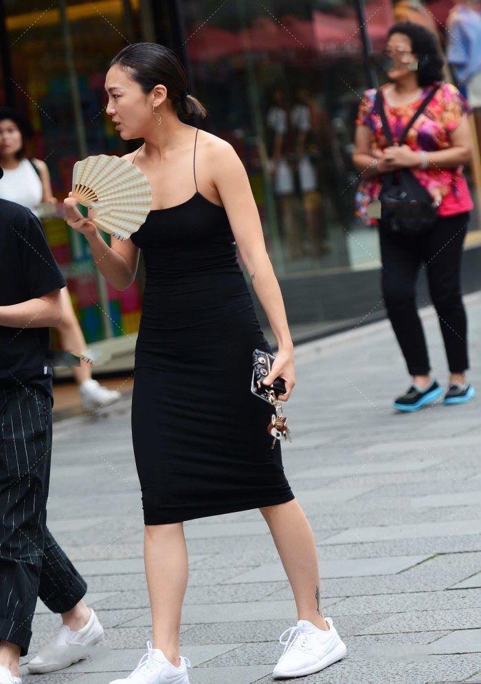 高领 牛仔裤搭配白色短款上衣,穿搭清纯时尚,少女气息十足