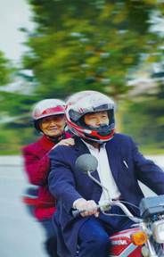 摩托|山东男子32年间骑摩托带晕车母亲游遍全国
