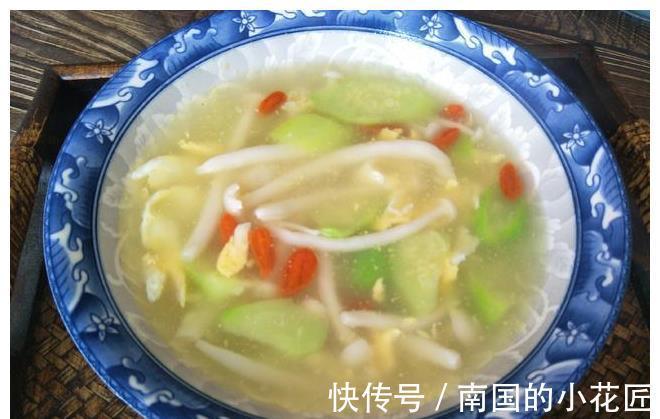 多喝|打丝瓜汤时,记得多加1步,丝瓜翠绿不发黑,立秋后要多喝