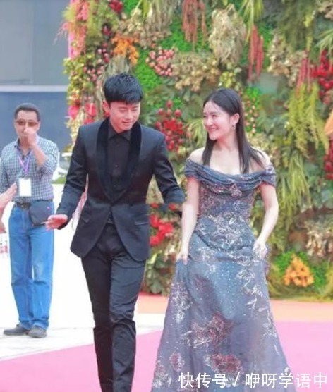 手臂|张杰谢娜不愧是金童玉女,张杰穿西装很绅士,谢娜穿一字裙像公主!
