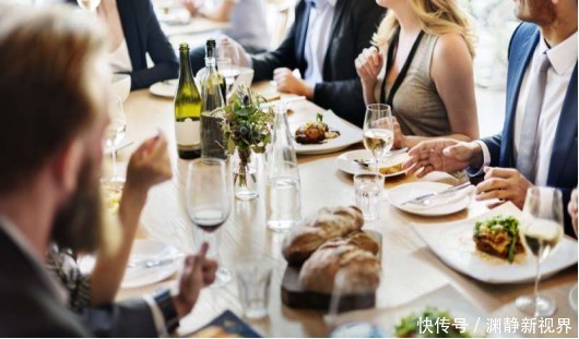 酒局上,领导说“帮买包烟”,笨蛋才去买烟,聪明人这样干