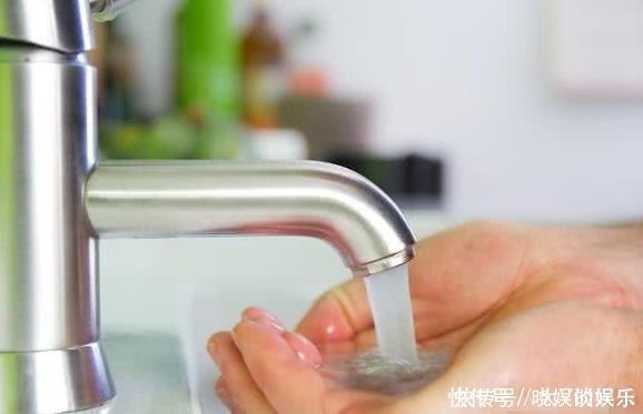 喝水时，一半开水兑一半冷水，对身体有什么影响看完可能涨知识