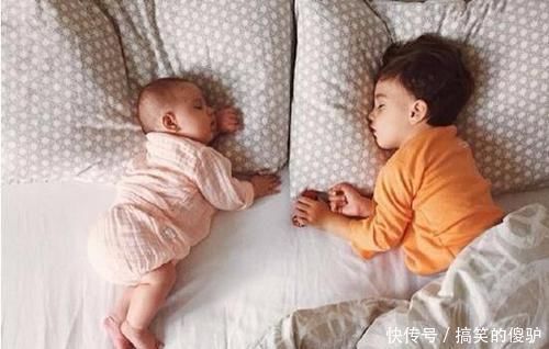 妈妈们|宝宝踢被子不是因为热，背后隐藏“信号”要看懂，有些病耽搁不得