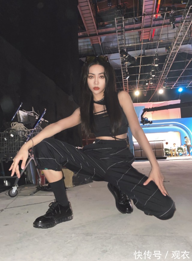 黑色系|谢可寅有多保守？穿西装裤还要搭配内搭，坐下后秒懂