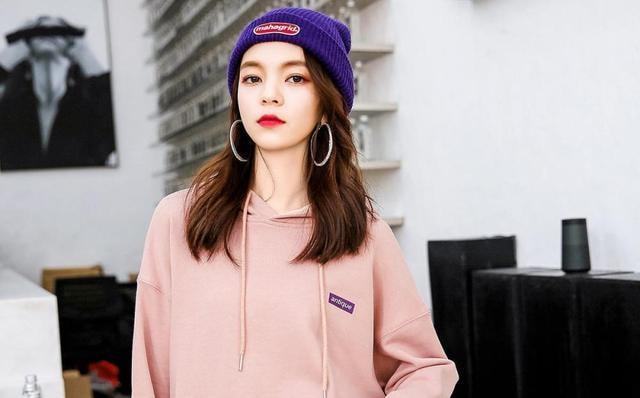 小姐姐们 减龄扮嫩的青春卫衣,时髦精们都爱穿,小姐姐们的最爱