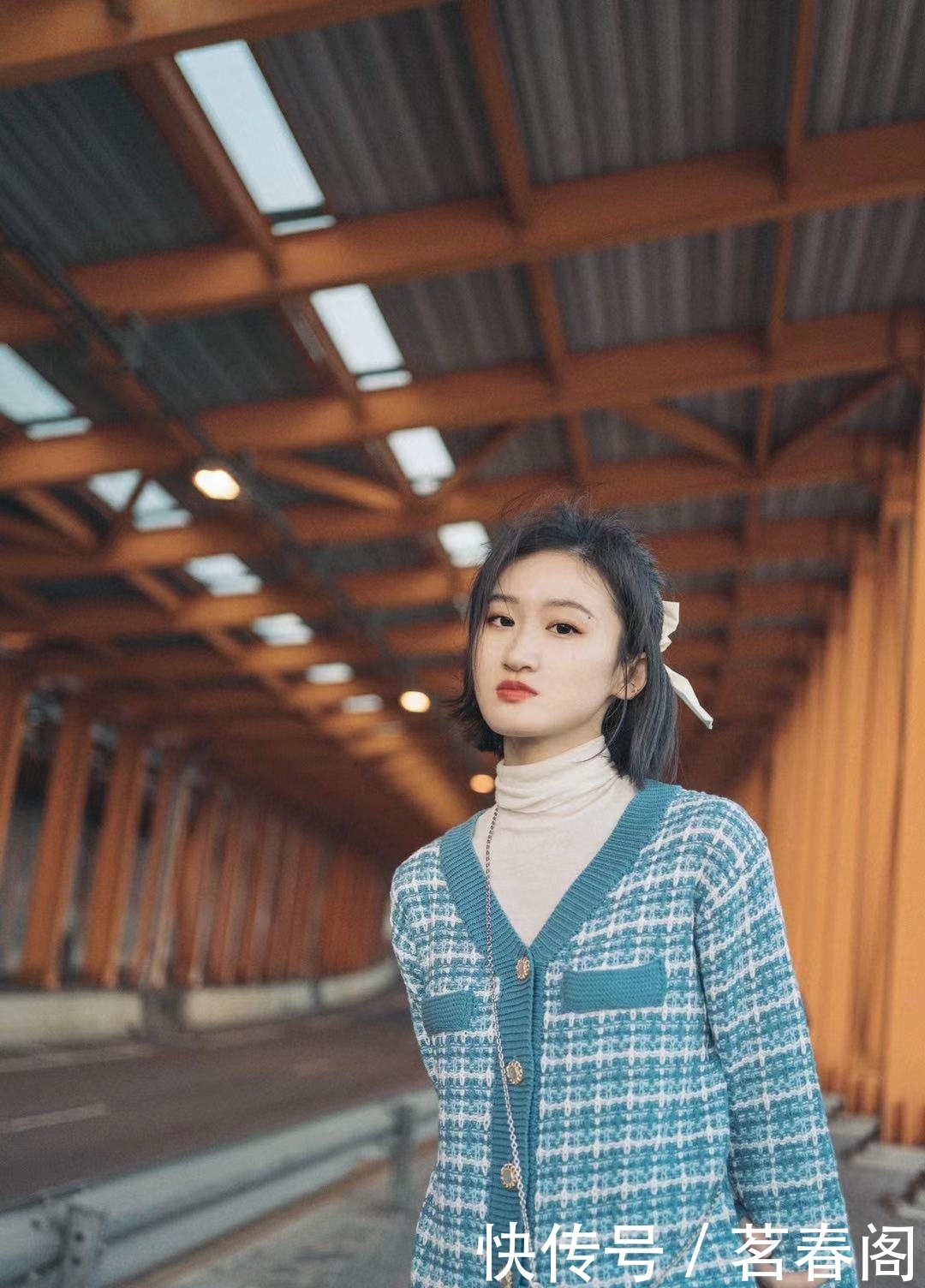 春天穿蓝色针织衫+半裙,很有日系风格