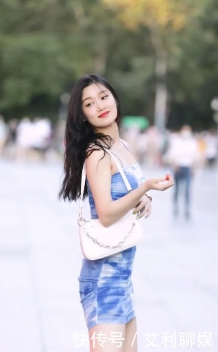 展示|一袭蓝色吊带包臀裙,展示小姐姐的独特魅力,这气质堪称绝美