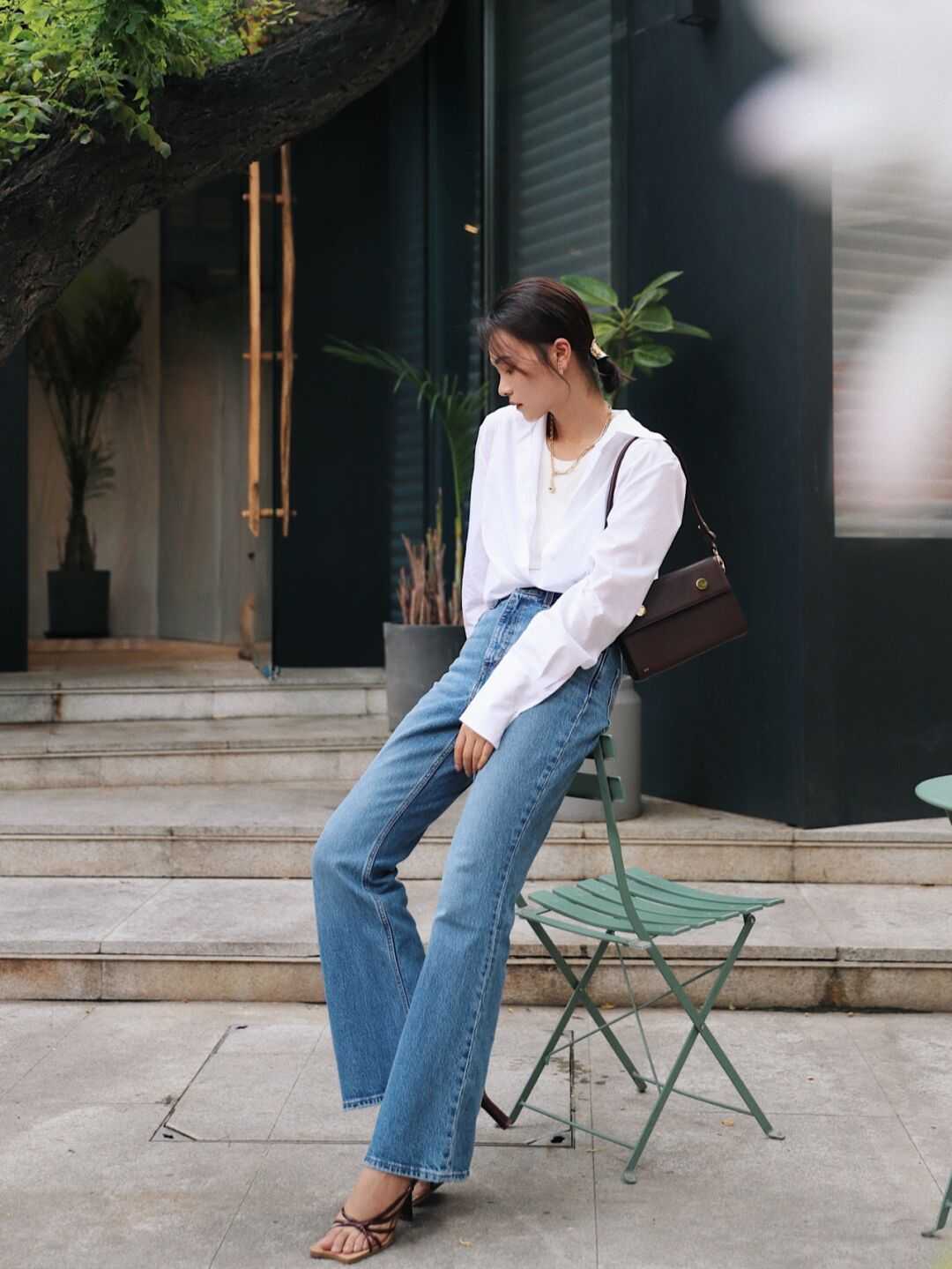 衬衫搭配|春天穿衣别再盲目跟风了!白衬衫+牛仔裤是今年顶流,简单大气