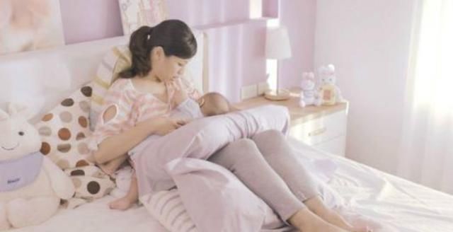 小月龄|趴在妈妈胸前不知道找什么,想打又不舍得打,画面温馨伴随着搞笑