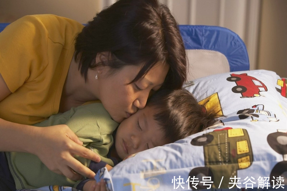 妈妈|父子4人抢妈妈,谁打赢谁和妈妈睡,网友喊话:这是欺负小朋友啊