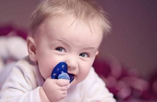 直奔|两岁儿子总学“金鱼嘴”,妈妈说太可爱,奶奶掰开嘴后直奔医院