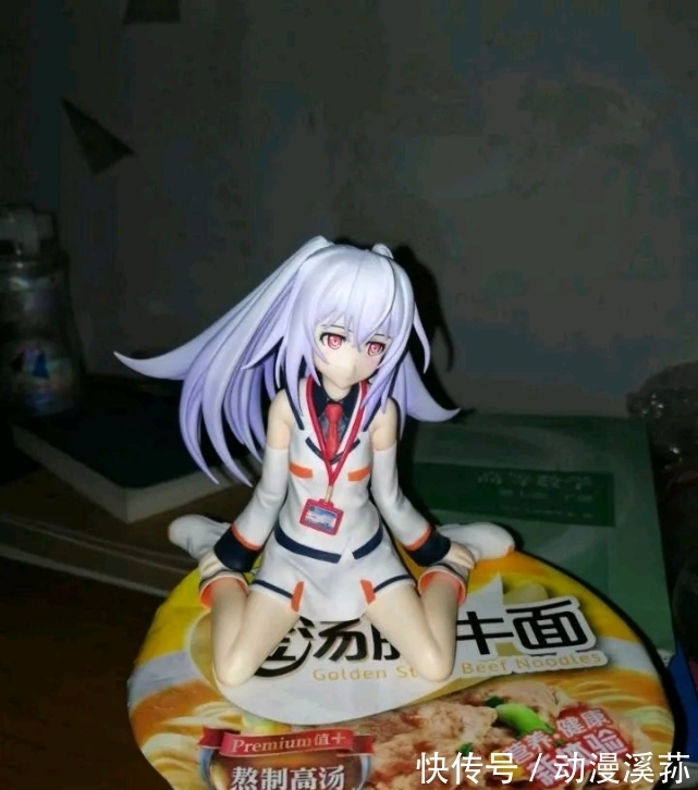 玩法|用手办来压泡面，这是土豪行为，那你见过更“壕”的吗？