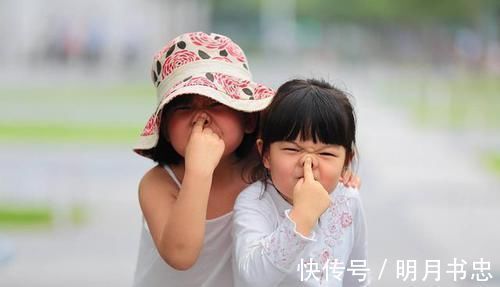 吵醒|2岁姐姐午睡被弟弟吵醒,姐姐反应让人心暖,网友:又想骗我生女儿