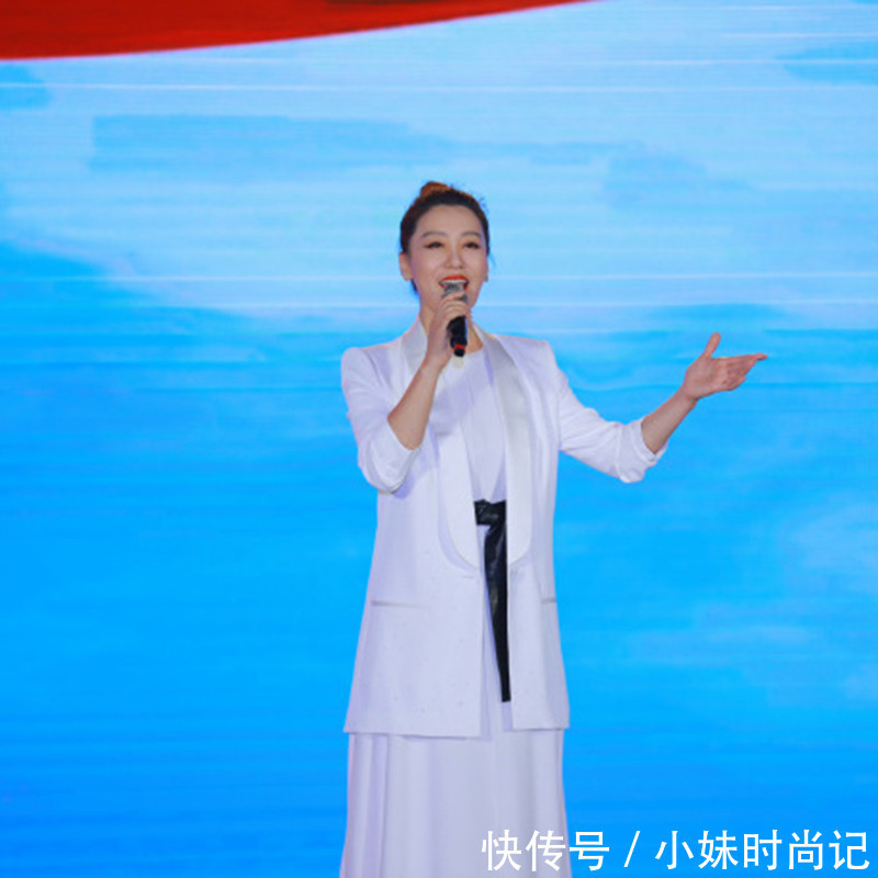 穿搭|43岁谭晶扎“丸子头”真减龄,穿搭知性优雅有气质,阿姨辈值得学