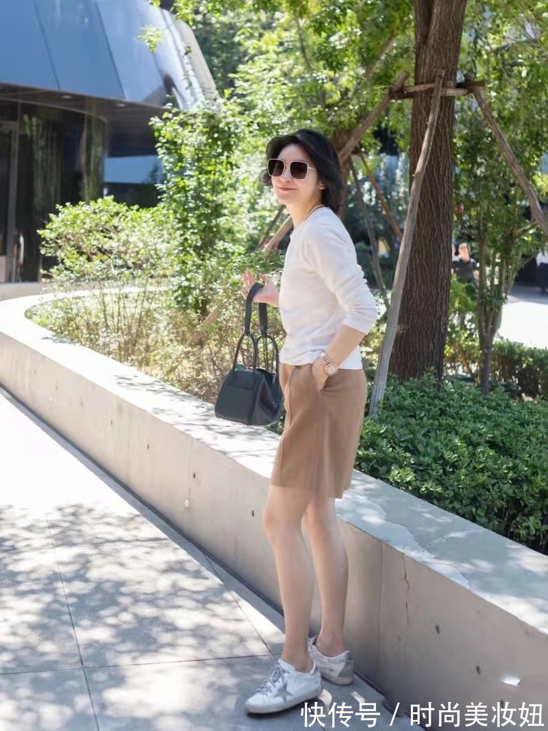 露腿|50岁女人可以露腿吗?看看素人博主的穿搭,不仅高级还减龄