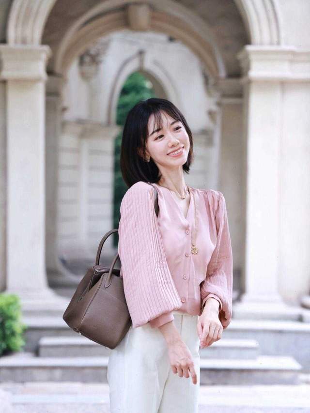 牛仔裤|普通女孩如何穿搭？白色衬衫搭配牛仔裤，也可以很精致又洋气