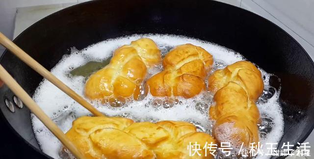 面粉别只会蒸馒头了,加3个鸡蛋,做出创意小吃,比蛋糕油条好吃