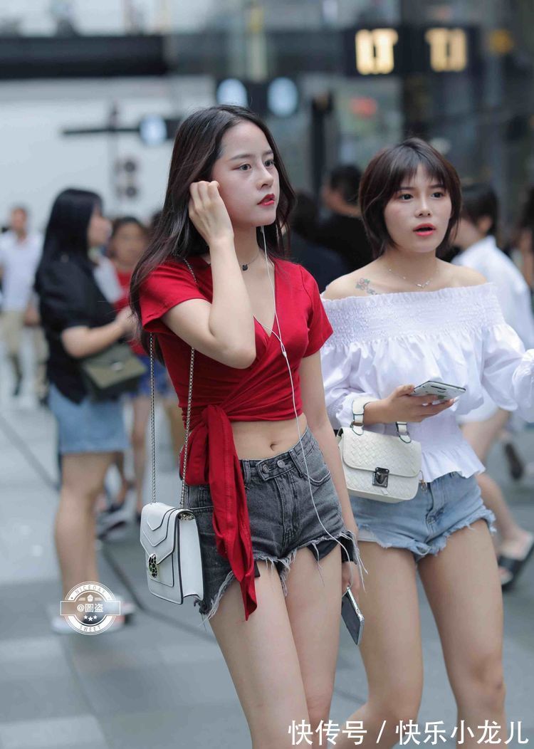 穿搭","m":"9495fb3244cbf36c441606fb9633712161290f46","nlabel":"stat_2890924627:zm.news.so.com:5paw5paw5L+K6b6Z,pageType_zmt,glevel_3","ntag":"tfashion;sfashion_时尚;kfashion_1:穿搭;kfashion_1:打底裤;cfashion_P:时尚:针织毛