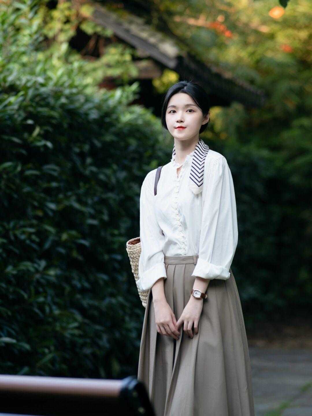 穿搭|换季怎么搭?试试“白衬衫+半身裙”,青春洋气又显高,太漂亮了