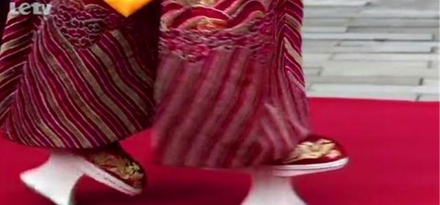 皇帝|大清嫔妃脚上穿的“花盆底”,除了美观,主要为了“方便”皇帝