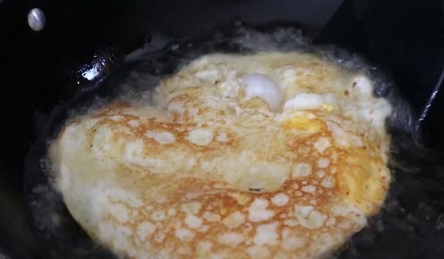 食用油|鸡蛋倒入滚烫的油锅中，五秒就变美食，三十年老厨的技术真是牛