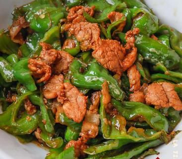 做辣椒炒肉，先炒肉还是先炒辣椒？顺序很关键，肉质鲜香又入味