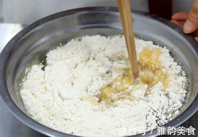 鸡蛋卷最简单的做法，4个鸡蛋，1碗面粉，一摊一卷，快速成形