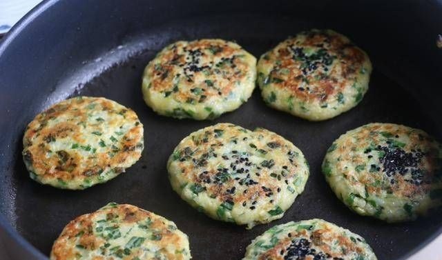 韭菜鸡蛋新吃法，比韭菜盒子简单，比煎饼好吃，早餐连吃3天不腻