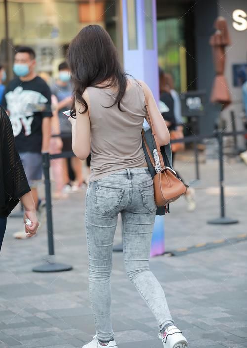 背心和牛仔裤搭配出随意出街范儿,简单大方,清爽舒适