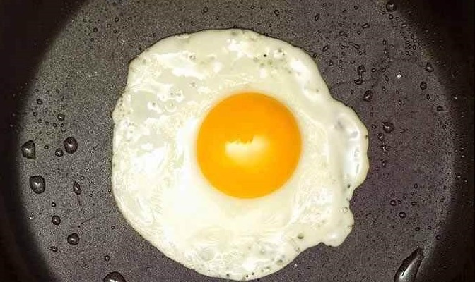 荷包蛋|荷包蛋总是煎不好教你一招，煎出来的鸡蛋又圆又嫩，还不粘锅！