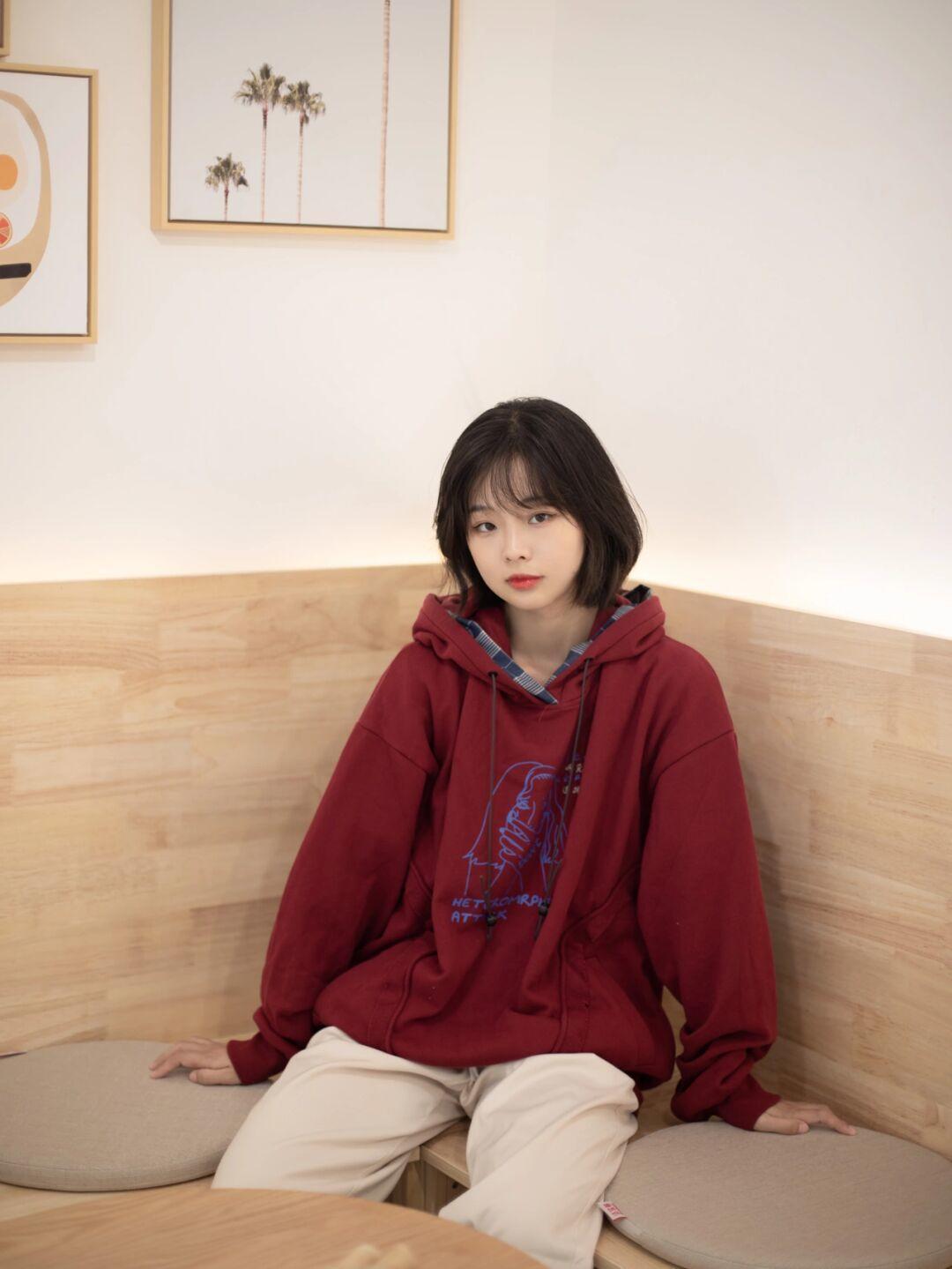 红色字母卫衣+白色休闲裤,韩范十足!|早秋卫衣合集| 韩范