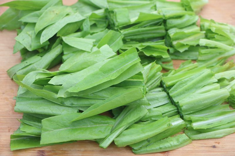 油麦菜别再清炒了,加这一样,上桌1分钟就吃个精光,2天不吃就馋