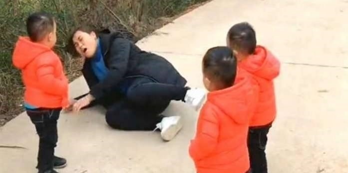 三胞胎|妈妈摔倒在地,当3胞胎兄弟同时扶起妈妈时再也忍不住了!