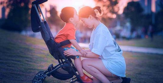 示爱|宝宝太烦人?其实可能是在向你示好,父母注意了