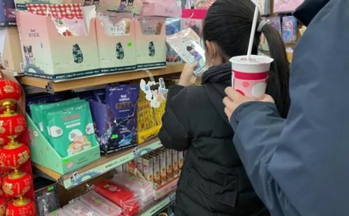 中小学生|中小学生痴迷“抽盲盒”，高价买回普通文具，多地开始整治行动