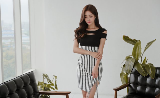 孙允珠这样气质型的秘书款搭配，黑色镂空上衣搭条纹包臀裙，好美