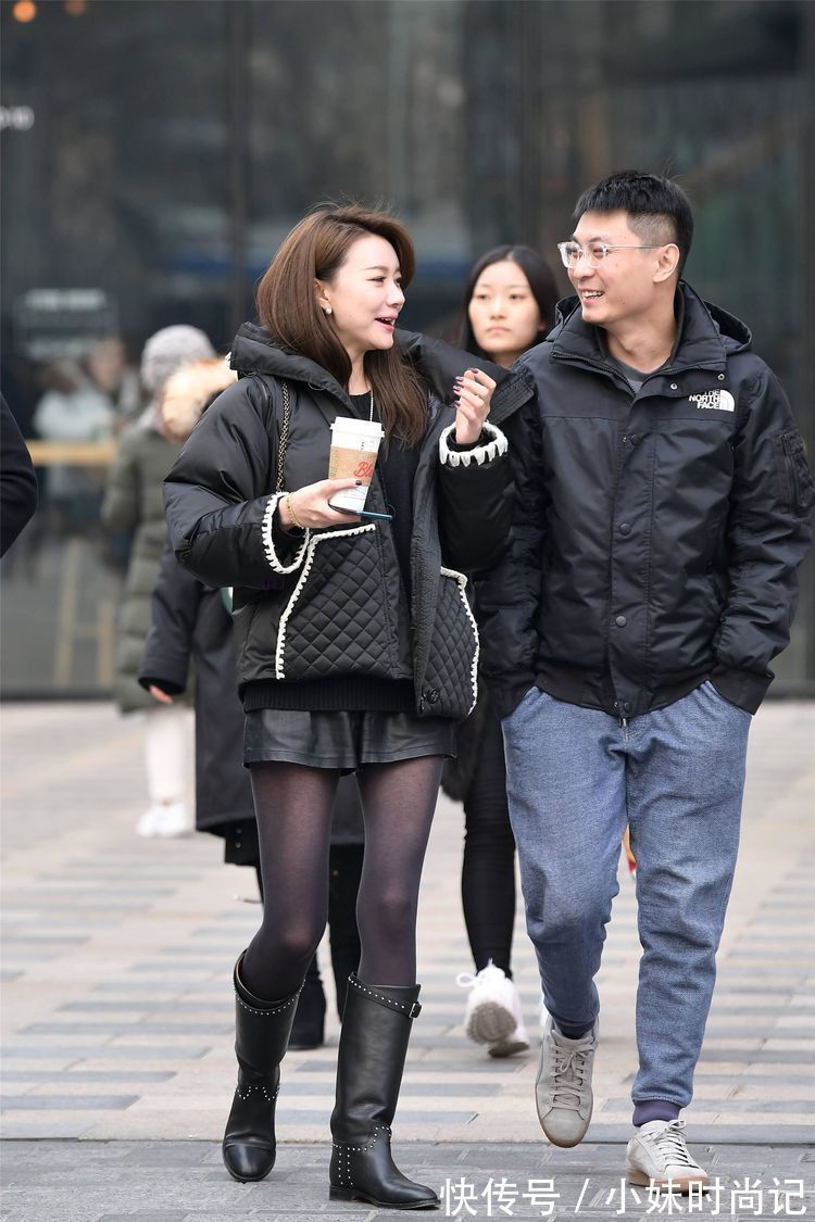 黑色|街拍:小姐姐搭配白色羽绒服,黑色弹力裤和过膝靴,保暖又时尚!