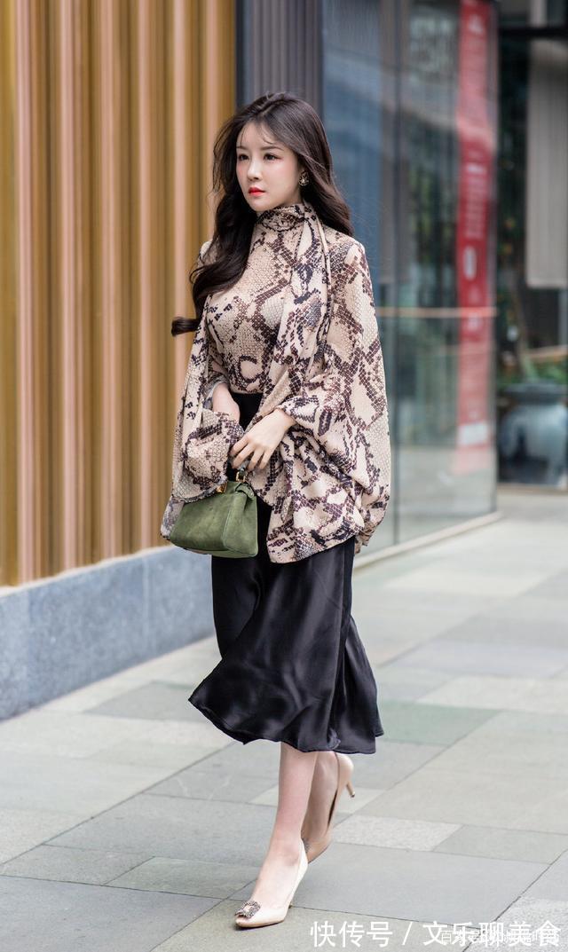 雪纺 小姑娘才穿“仙女裙”，有魅力的大姐姐，都选魅力“蛇皮衣”