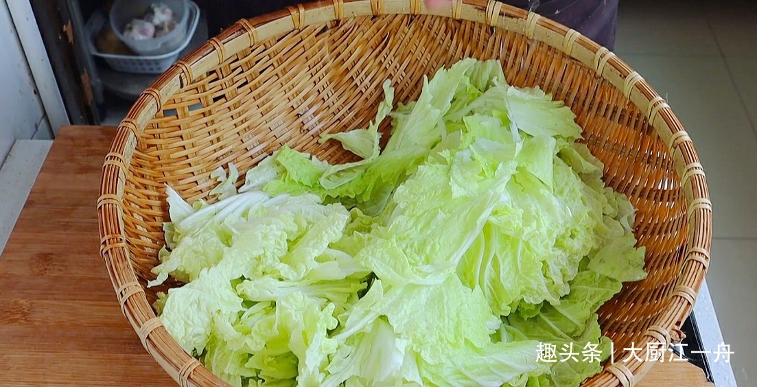 白菜炖豆腐怎样做才好吃原来做法有诀窍，一次炖一锅，太解馋了！