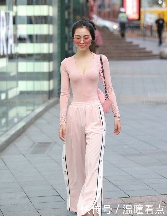 小姐姐 时尚女神范儿的打底裤小姐姐穿出别具一格的魅力,特别耀眼夺目