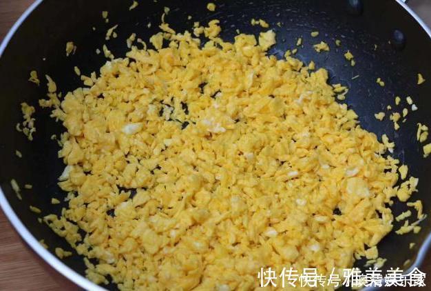 韭菜鸡蛋包包子试试这种小笼包，冷了也不会发硬