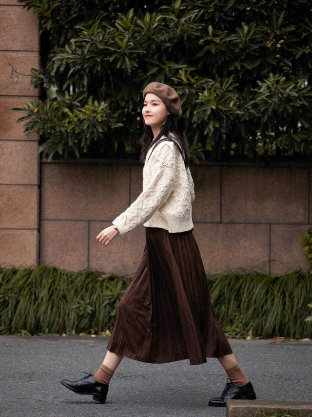 搭配|今年秋天有种穿搭火了,叫“毛衣配半身裙”高级优雅,简直太美了