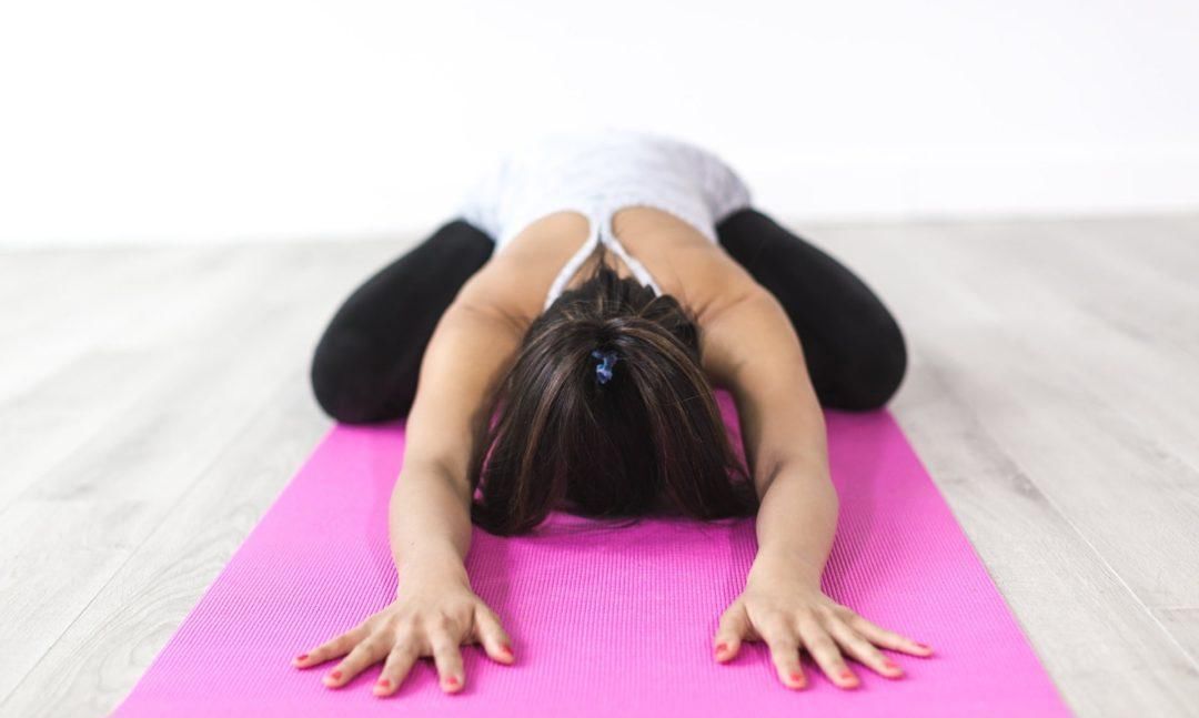 卡路里|早晨5个瑜伽动作可床上练习，疏通经络，排毒养颜，做个元气少女