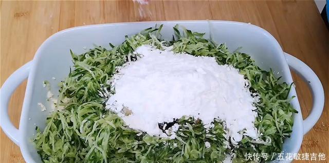  油腻|萝卜丸子家常做法，不加一滴水，外脆里嫩，一点也不油腻，太香了