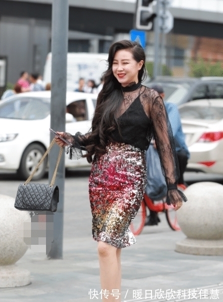 好看 四十岁了出门还打扮那么好看,是生活条件好吗?